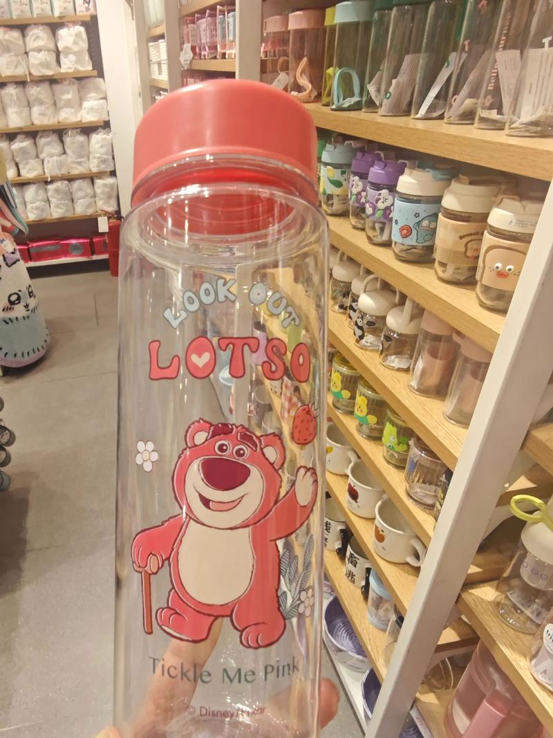 迪士尼塑料杯.#每個都想買 名創優品的迪士尼系列草莓熊塑料杯